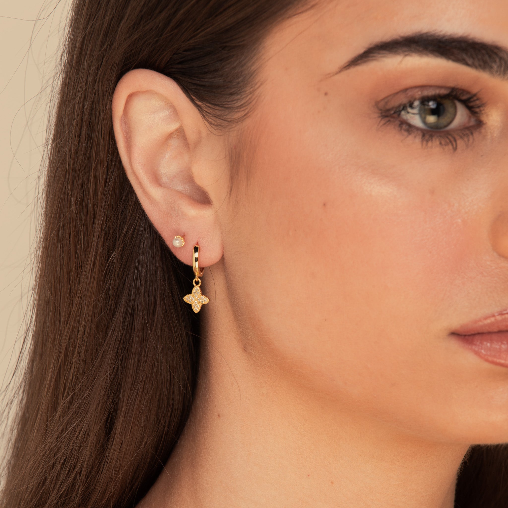 Clover Sapphire Huggie Earrings Gold